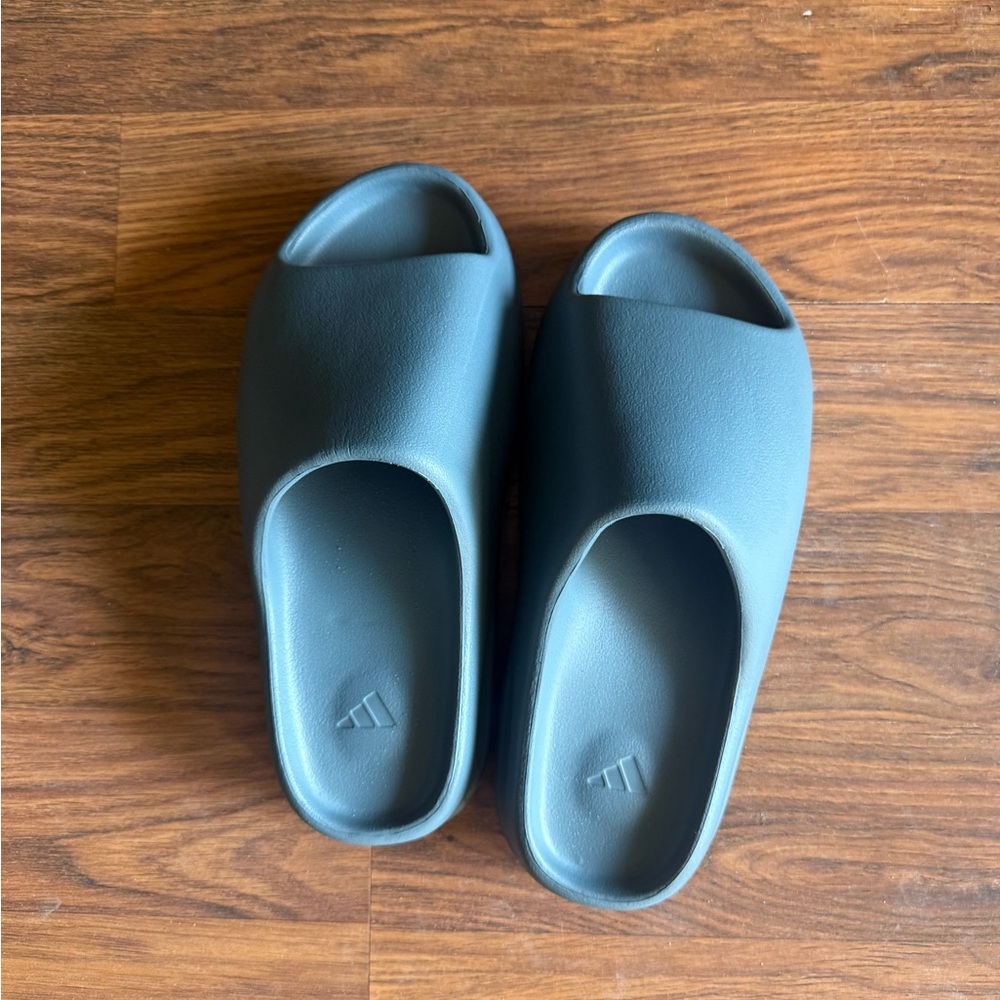 Yeezy slides slate marine size 8